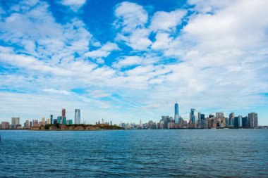 Manhattan panoramik silueti. New York City, ABD. Aşağı Manhattan 'daki ofis binaları ve gökdelenler.