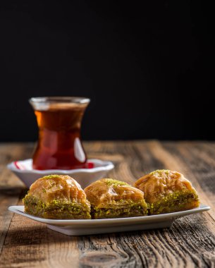 BAKLAVA. Geleneksel Türk Tatlıları Baklava ve Türk Çayı. Çıtır şam fıstıklı baklava.