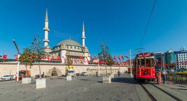 ISTANBUL, TURKEY - 5 Haziran 2021: Taksim Camii (Türkçe: Taksim Camii) Taksim Meydanı 'nda bir cami kompleksi. İSTANBUL, Turkey. Cami Mayıs 2021 'de açıldı
