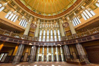 Taksim Camii (Türkçe: Taksim Camii) Taksim Meydanı 'nda bir cami kompleksi. İSTANBUL, Turkey. İç mekan. Cami Mayıs 2021 'de açıldı