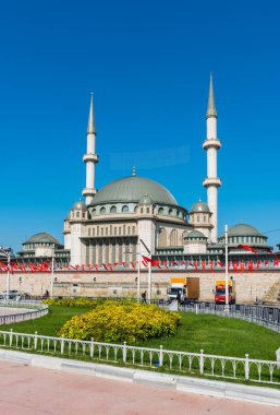 ISTANBUL, TURKEY - 5 Haziran 2021: Taksim Camii (Türkçe: Taksim Camii) Taksim Meydanı 'nda bir cami kompleksi. İSTANBUL, Turkey. Cami Mayıs 2021 'de açıldı