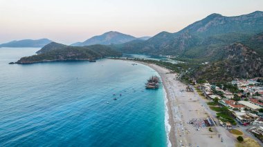 OLUDENİZ, FETHIYE. Oludeniz Sahili ve Mavi Göl 'ün panoramik hava manzarası. Çok güzel bir turistik yer. Oludeniz - Fethiye, Mugla, Türkiye.