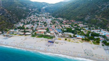 Oludeniz Bölgesi ve Oludeniz Sahili 'nin turkuaz deniz ve dalgalı üst manzarası. Oludeniz - Fethiye, Mugla, Türkiye.