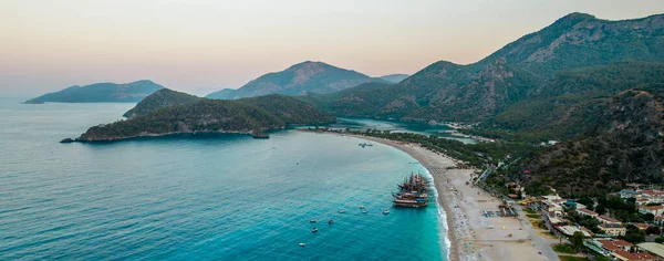 OLUDENİZ, FETHIYE. Oludeniz Sahili ve Mavi Göl 'ün panoramik hava manzarası. Çok güzel bir turistik yer. Oludeniz - Fethiye, Mugla, Türkiye.