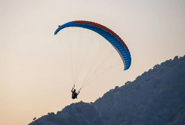 Paralotniarstwo Oludeniz Paralotnia Powietrzu Przeciw Błękitnemu Niebu Kolorowy Spadochron Niebie — Zdjęcie stockowe