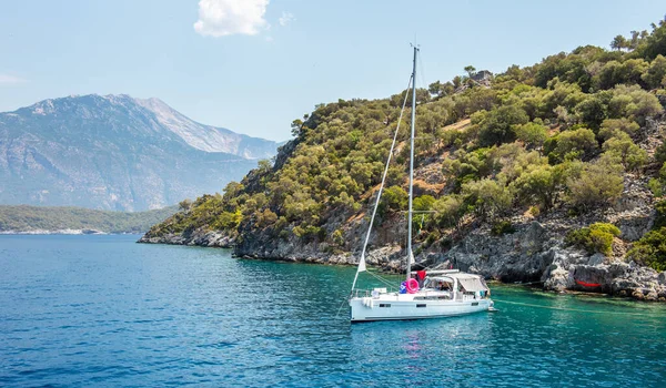 Jacht Schöner Küste Mit Türkisfarbenem Meer Weiße Yacht Der Mittelmeerküste — Stockfoto