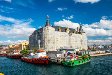 İSTANBUL, TURKEY - 4 Eylül 2021: Haydarpasa Demiryolu Terminali Restorasyon İnşaatı. İstanbul, Türkiye