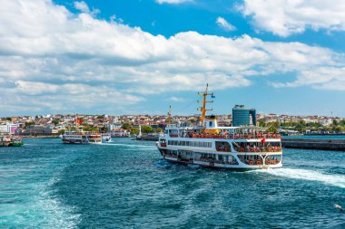 İSTANBUL, TURKEY - 4 Eylül 2021: Kadiköy 'e giden feribot. İstanbul Boğazı, Türkiye 'de deniz trafiği.