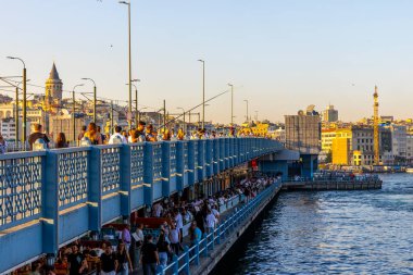 İstanbul, Türkiye - 5 Ekim 2025: Galata Köprüsü 'nde Arkaplanda Galata Kulesi ile Balıkçılık Yapan İnsanlar, İstanbul Türkiye.