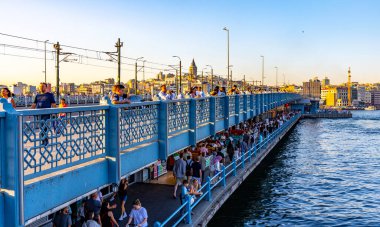 İstanbul, Türkiye - 5 Ekim 2025: Galata Köprüsü 'nde Arkaplanda Galata Kulesi ile Balıkçılık Yapan İnsanlar, İstanbul Türkiye.