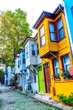 Kuzguncuk, İstanbul, Türkiye. Kuzguncuk 'taki tarihi renkli evler. Kuzguncuk, Uskudar ilçesine bağlı bir mahalle..