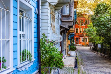 Kuzguncuk, İstanbul, Türkiye. Kuzguncuk 'taki tarihi renkli evler. Kuzguncuk, Uskudar ilçesine bağlı bir mahalle..