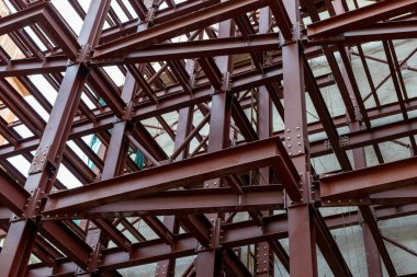 Çelik Yapı. İnşaat halindeki çelik yapının detaylı bir görüntüsü..