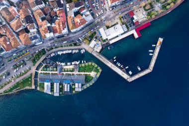 Karamursel, Kocaeli, Türkiye. Karamursel, Kocaeli ilinin bir ilçesidir. İnsansız hava aracı ile hava görüntüsü.