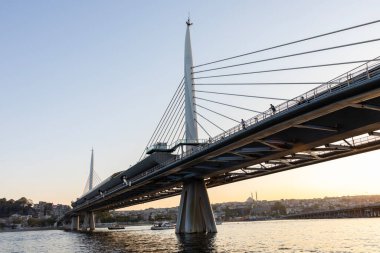 İstanbul, Türkiye - 5 Ekim 2025: Halic Metro Köprüsü, İstanbul, Türkiye. Güzel gün batımı manzarası.