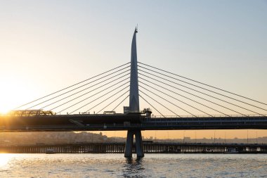 İstanbul, Türkiye - 5 Ekim 2025: Halic Metro Köprüsü, İstanbul, Türkiye. Güzel gün batımı manzarası.