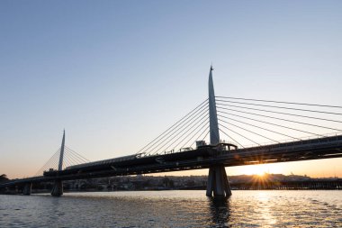 İstanbul, Türkiye - 5 Ekim 2025: Halic Metro Köprüsü, İstanbul, Türkiye. Güzel gün batımı manzarası.
