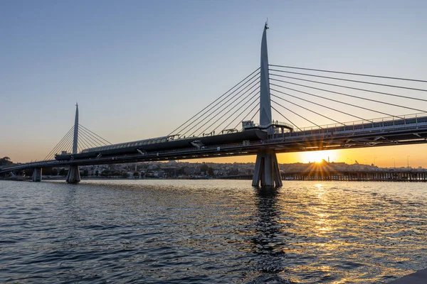 İstanbul, Türkiye - 5 Ekim 2025: Halic Metro Köprüsü, İstanbul, Türkiye. Güzel gün batımı manzarası.
