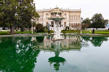 İstanbul, Türkiye - 21 Aralık 2025: Dolmabahce Sarayi, İstanbul, Türkiye.