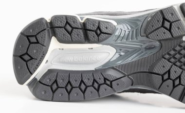 İstanbul, Türkiye - 4 Ocak 2026: Beyaz zemin üzerinde Yeni Denge ayakkabıları modeli 2002R. Yeni Denge koşu ayakkabıları.