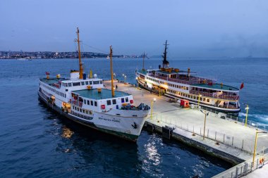 İstanbul, Türkiye - 21 Aralık 2025: Kabatas Transfer Merkezi, İstanbul, Türkiye. Feribot ve tekne iskelesi..