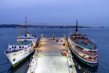 İstanbul, Türkiye - 21 Aralık 2025: Kabatas Transfer Merkezi, İstanbul, Türkiye. Feribot ve tekne iskelesi..