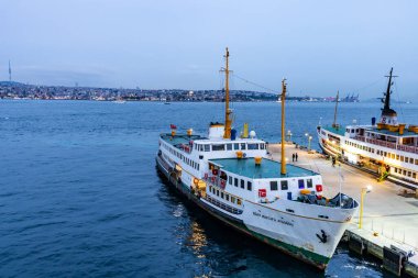 İstanbul, Türkiye - 21 Aralık 2025: Kabatas Transfer Merkezi, İstanbul, Türkiye. Feribot ve tekne iskelesi..