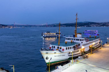 İstanbul, Türkiye - 21 Aralık 2025: Kabatas Transfer Merkezi, İstanbul, Türkiye. Feribot ve tekne iskelesi..