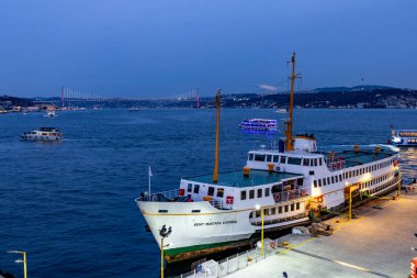 İstanbul, Türkiye - 21 Aralık 2025: Kabatas Transfer Merkezi, İstanbul, Türkiye. Feribot ve tekne iskelesi..