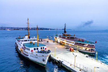 İstanbul, Türkiye - 21 Aralık 2025: Kabatas Transfer Merkezi, İstanbul, Türkiye. Feribot ve tekne iskelesi..