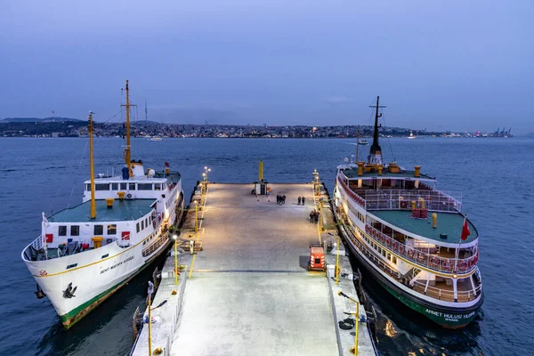 İstanbul, Türkiye - 21 Aralık 2025: Kabatas Transfer Merkezi, İstanbul, Türkiye. Feribot ve tekne iskelesi..