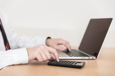 Bilgisayar çalışma ofisinde yazarak