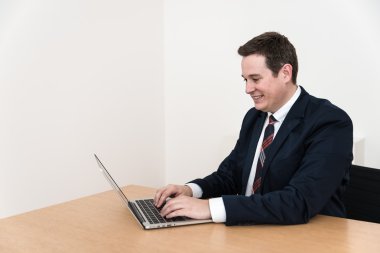 Bilgisayar dizüstü bilgisayar ile modern ofis