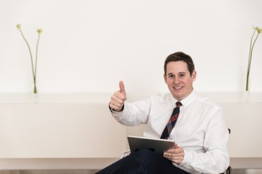 Başparmak yukarıya vasıl belgili tanımlık yazıhane iskemle