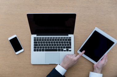 Laptop ve araçlar yukarıda çalışma