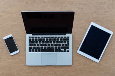 Laptop ve araçlar yukarıda çalışma