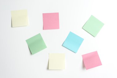 Duvardaki bir hatırlatma olarak Post-it'i