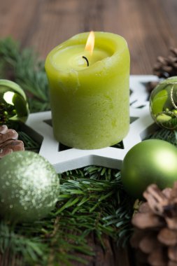Advent ile mum yanan Noel masa dekorasyon