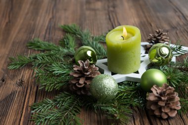 Advent ile mum yanan Noel masa dekorasyon