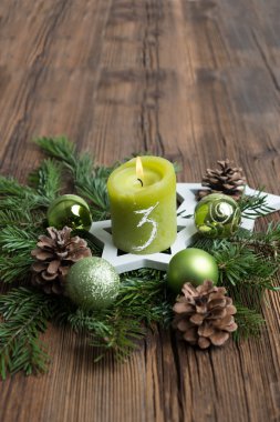 Advent ile mum yanan Noel masa dekorasyon
