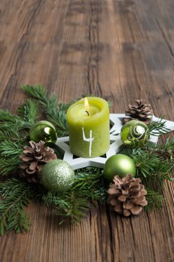 Advent ile mum yanan Noel masa dekorasyon