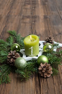Advent ile mum yanan Noel masa dekorasyon