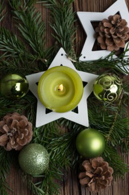 Advent ile mum yanan Noel masa dekorasyon