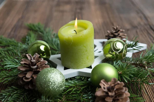 Advent ile mum yanan Noel masa dekorasyon
