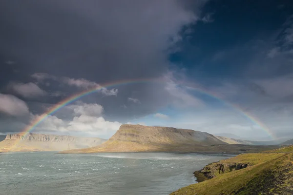 Island Rainbow toppmötet korsar vandring natur mark — Stockfoto