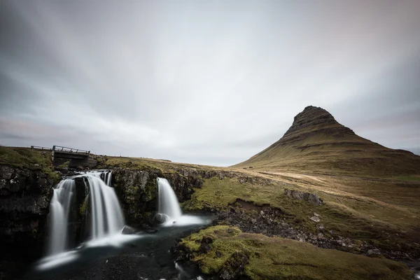 Kirkjufellsfoss と Kirkjufell — ストック写真