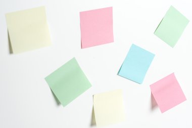 Duvardaki bir hatırlatma olarak Post-it'i