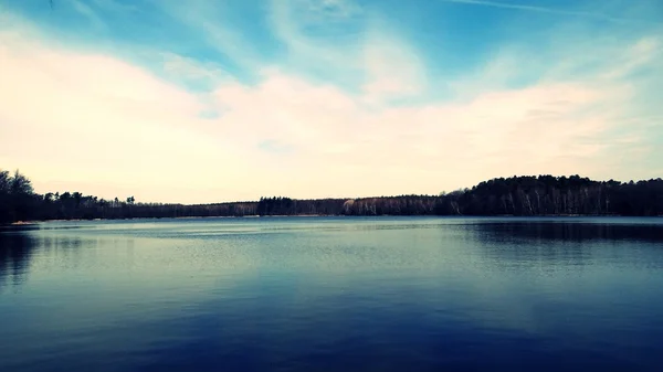 Bahar ve mavi gökyüzü göl