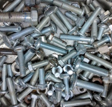 Bir sürü farklı galvanizli cıvata kutunun içine kapanır.