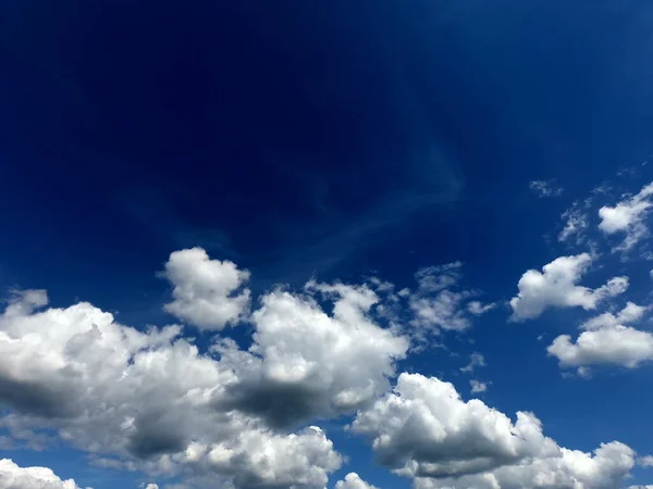 Nuvens Brancas Fofas Luz Flutuam Através Céu — Fotografia de Stock